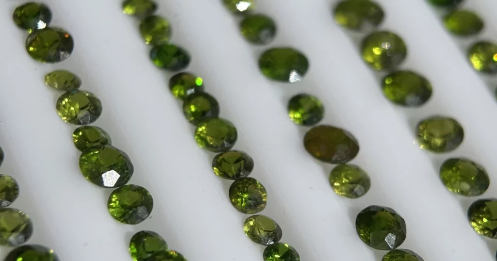 Choosing the Metal Color for Demantoid Garnet – Expert Guide