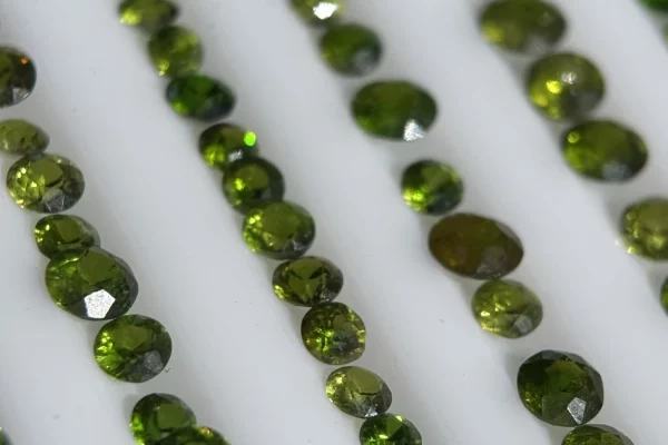 Choosing the Metal Color for Demantoid Garnet – Expert Guide
